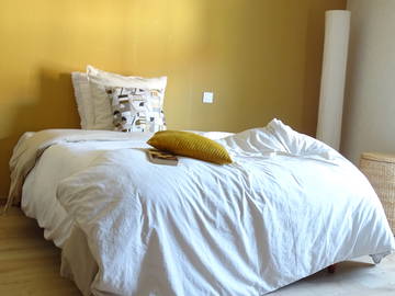 Roomlala | Sala espaçosa ideal para estagiário, funcionário. Perto de Chambé