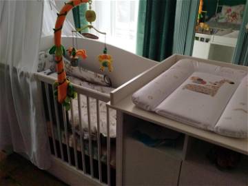 Roomlala | Schlafzimmer mit Babybett und zwei 140/190 Betten