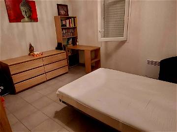 Roomlala | Schlafzimmer mit Büro in ruhiger Wohnung mit Terrasse