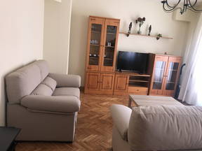 Zimmer zu vermieten an ein Mädchen in einer neuen, zentral gelegenen Wohnung