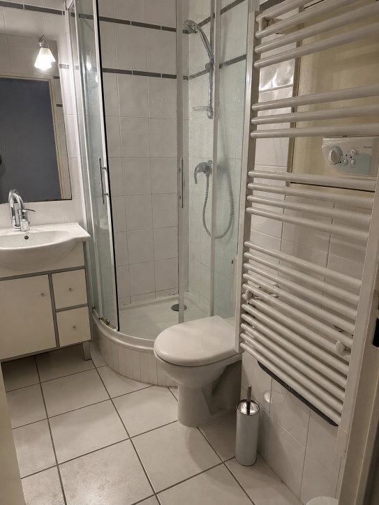 Habitación En Casa Del Anfitrión Saint-Genis-Laval 28022
