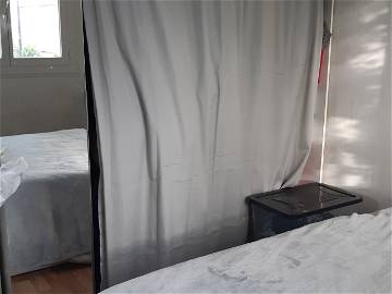 Roomlala | Se alquila habitación en casita cerca de la línea B del tranvía