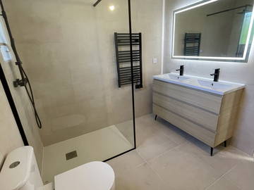 Entire home for rent in Maubec - photo 8 : Bathroom-8