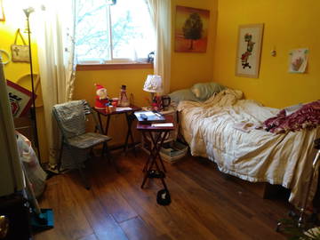 Roomlala | Senior Roommate wanted