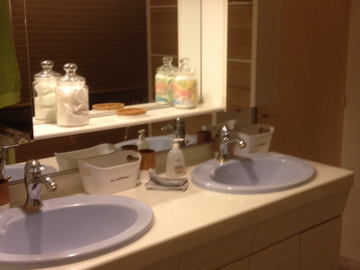 Colocation Poses 141065-9