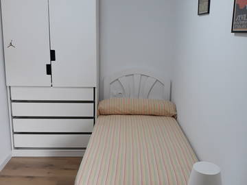 Roomlala | Single Interior Room in Barcelona Center