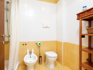 Habitación en casa del anfitrión en alquiler en Milano - foto 12: Cuarto de baño-12