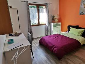 Single storey room with independent entrance for 1 person.