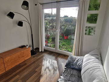 Roomlala | Slaapkamer met ensuite stortkamer te huur - 4-kamer 80m² Grondvloer