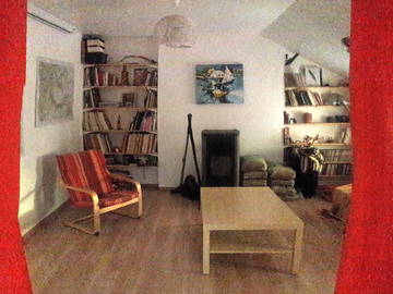 Roomlala | Smuk ny møbleret lejlighed under loftet