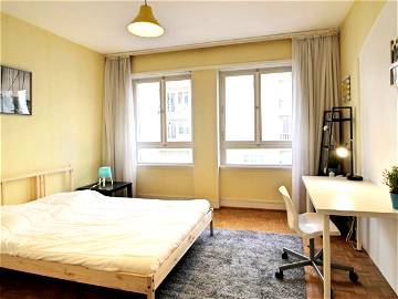 Roomlala | Spacious And Bright Room – 15m² - ST25