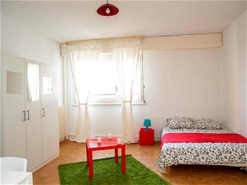 Roomlala | Spacious And Bright Room – 20m² - ST10