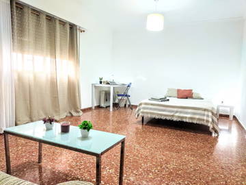 Roomlala | Spacious and comfortable room in Burjassot Valencia