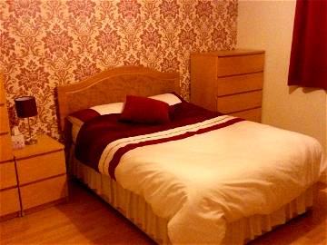 Roomlala | Spacious Double Room In Central Yeovil