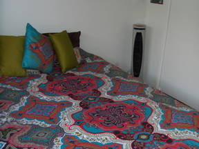 Geräumiges privates Schlafzimmer mit Gemeinschaftsbad