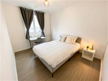 Roomlala | Spacious room in a shared apartment near metro L11