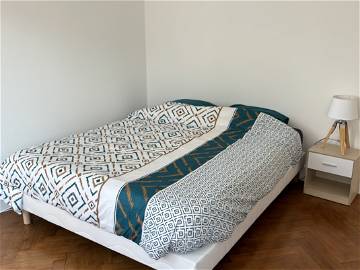 Roomlala | Spacious shared room - Near tram