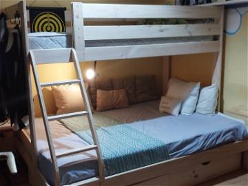 Roomlala | Sparsames, geräumiges Zimmer