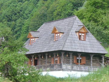 Roomlala | Stary odrestaurowany drewniany dom