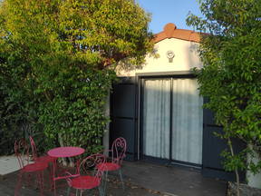 Studio 'Dog Blue'