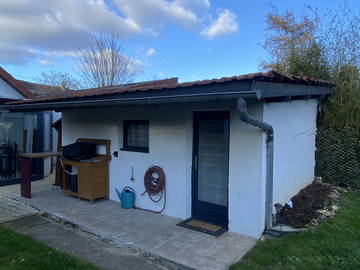 Studio entier à louer, présent sur la propriété du bailleur.