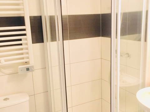 Entire Home Lyon 404243-2