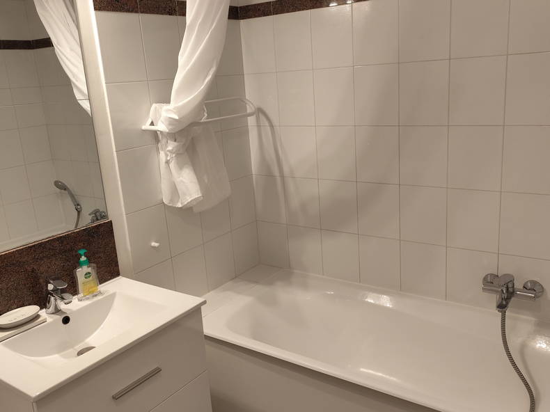 Entire Home Suresnes 438125-4