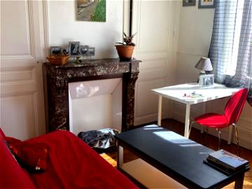 Roomlala | Studio near right bank station and public transport