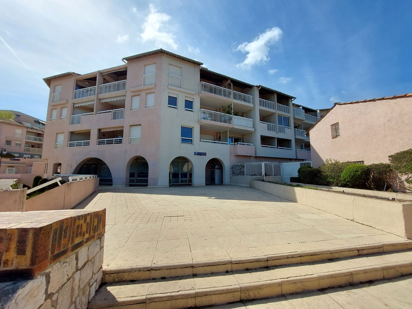 Independent Studio Antibes 61853