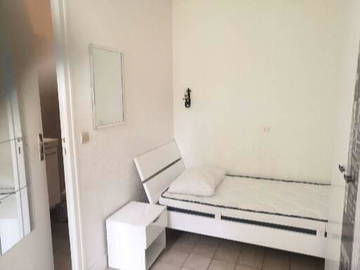 Roomlala | Studio przy szkołach na dziedzińcu
