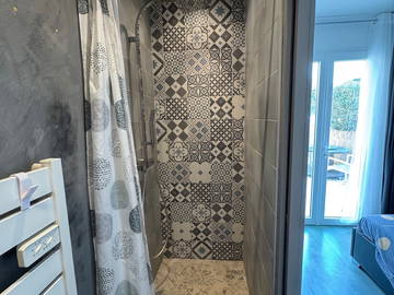 Chambre chez l'habitant à louer à Angliers - photo 12 : salle de bain-12
