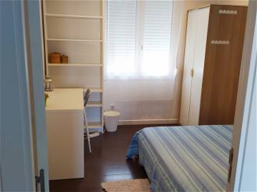 Roomlala | Sunny, quiet, near the city center, metro Bac de Roda