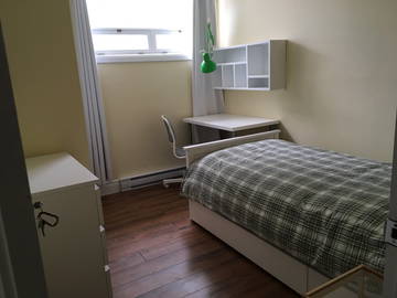 Roomlala | Sunny room 10 min. walk from Laval University