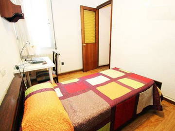 Roomlala | Sunny room with large bed Madrid