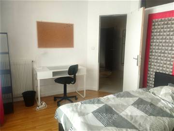 Roomlala | Sunny room with private bathroom, 2 steps from the station