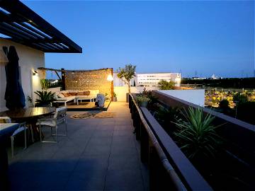 Roomlala | Superb 80m² Rooftop + Terrace (10min Montpellier)