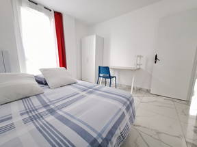 Superb room 2 minutes from the station and the shopping center