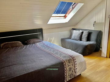 Roomlala | Sypialnia na poddaszu z 2 oknami w domu