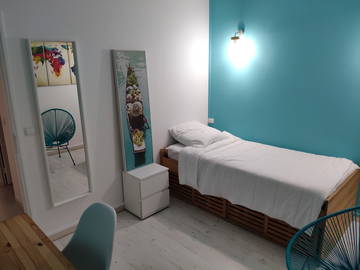 Roomlala | Sypialnia z garderobą w mieszkaniu wieloosobowym dla kobiet