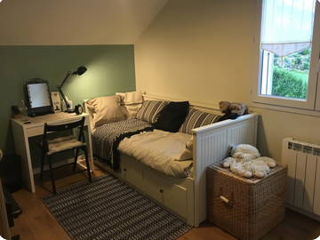 Roomlala | Sypialnia z łóżkiem pojedynczym i pianinem.