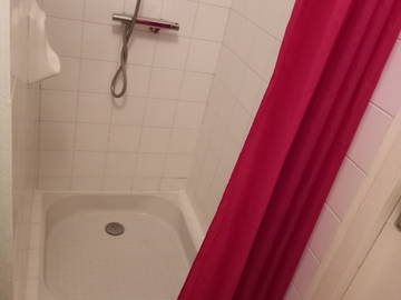 Chambre chez l'habitant à louer à La Roche-Sur-Yon - photo 9 : salle de bain-9