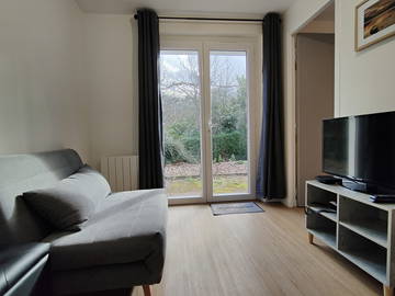 Roomlala | T2 Furnished in a Quiet Area, All Comfort, 10 Min Walk to Train Station