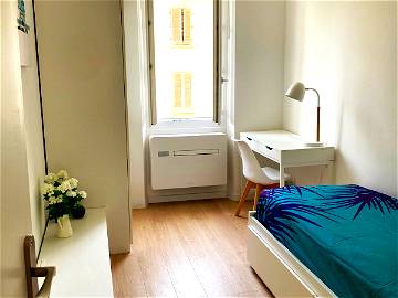 Roomlala | T3 Refurbished Toulon West St Roch, Near Arsenal And Station