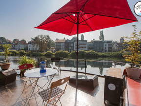 Das Offene Meer, Unterkunft Auf Dem Wasser