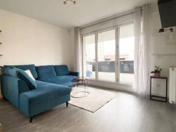 Roomlala | Three-room shared apartment