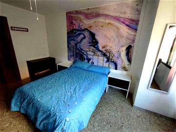 Roomlala | Tu Habitación En El Centro De Alicante