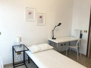 Roomlala | Umeblowany, jasny i funkcjonalny pokój