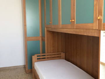 Roomlala | Umeblowany, jasny i funkcjonalny pokój dla kobiet