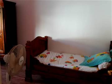 Roomlala | Un Dormitorio En Una Casa De Campo En La Ciudad