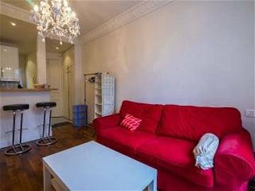 Roomlala | Un Piso De Lujo En Los Campos Elíseos Para Una Pareja Paris Long Ti